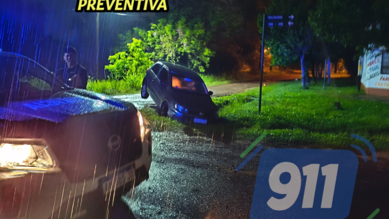 Volcó un auto en plena lluvia: cayó en una zanja en Resistencia