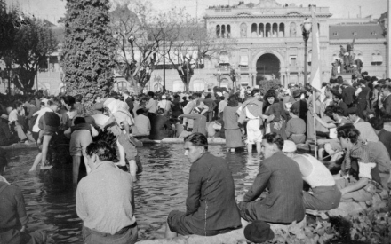 Archivo_General_de_la_Nación_Argentina_1945_Buenos_Aires_Plaza_de_Mayo_el_17_de_octubre,_pies_en_el_agua.jpg