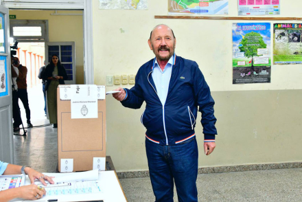 Gobernador-Insfrán-votando.jpg