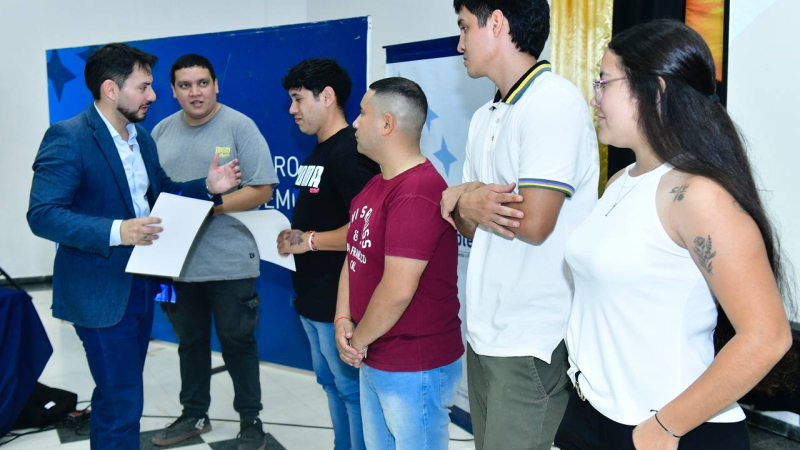 Otras 196 personas recibieron sus diplomas de finalización de cursos