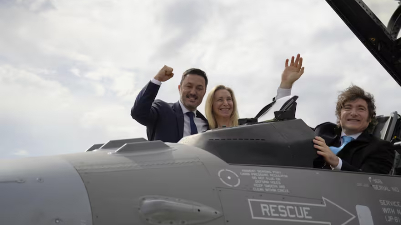 Los F-16 hicieron un vuelo rasante en Buenos Aires