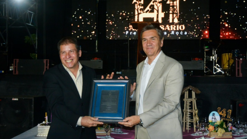 Zdero inauguró obras, entregó títulos y reconocimientos a la comunidad