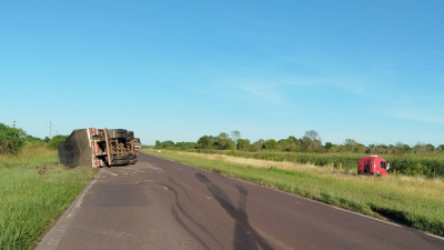 Ruta 16: volcó un camión brasileño que transportaba bobinas de papel