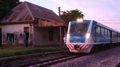El servicio de tren que une Sáenz Peña con Chorotis agregó dos paradas