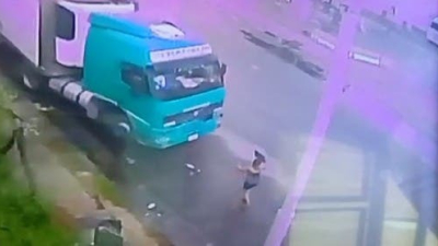 Un hombre discutió con su pareja, la golpeó y la atropelló con un camión