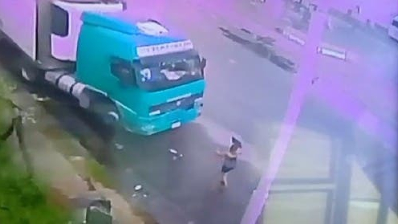 Un hombre discutió con su pareja, la golpeó y la atropelló con un camión