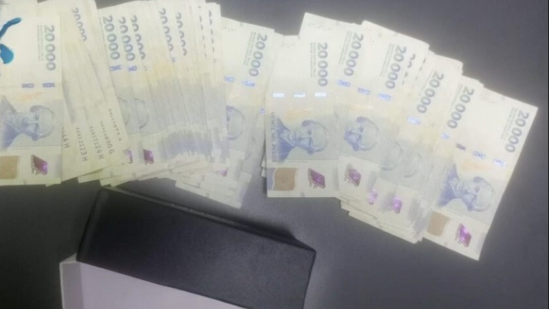 Discutió con la esposa y arrojó a la calle su ropa, que contenía $8 millones