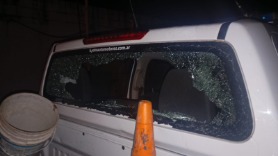 Violencia bajo custodia: rompió la luneta de un patrullero y sumó una nueva causa