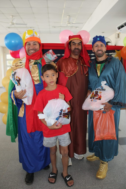 Entrega de juguetes por Reyes Magos8.jpg