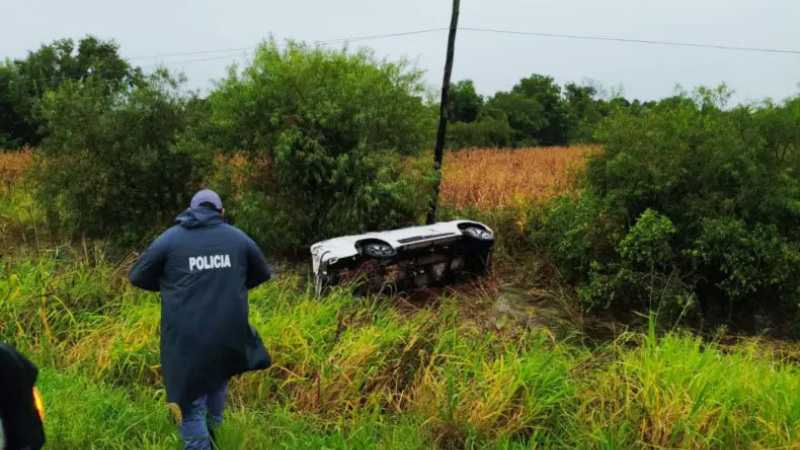 Una camioneta volcó pero se desconoce qué pasó con sus ocupantes  