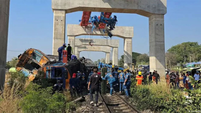 Al menos 30 muertos y más de 60 heridos al caer una grúa sobre un tren
