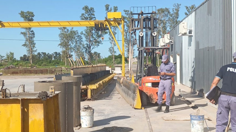 Un obrero murió durante el movimiento de una estructura