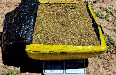 Arrojó la mochila con un ladrillo de marihuana de casi dos kilos
