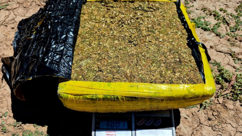 Arrojó la mochila con un ladrillo de marihuana de casi dos kilos