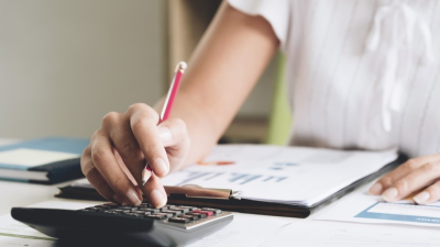 Las siete actividades que mejores salarios pagan emplean solo al 30 % de los trabajadores