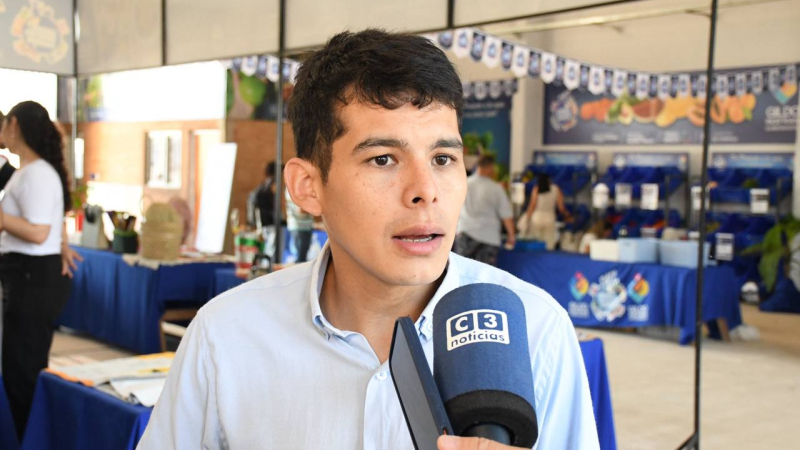 "Mientras la Patagonia se incendia, el Presidente está en su propio show"