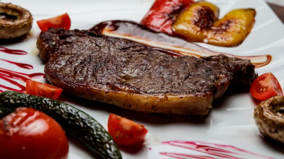 Un trabajador de EE.UU. puede comprar 35 kilos más de bife de chorizo que un argentino