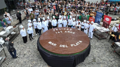 Realizaron un alfajor gigante y van por el récord Guiness