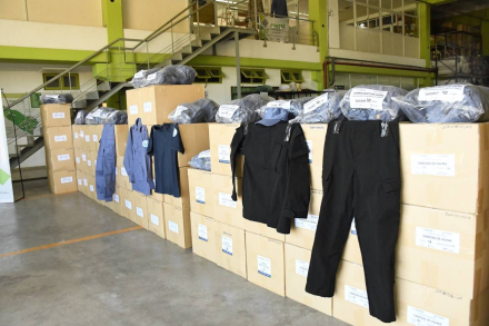 entrega de uniformes policiales confeccionados por Fontex (5).jpg