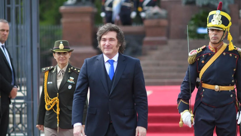 Milei rindió homenaje a San Martín con un acto express