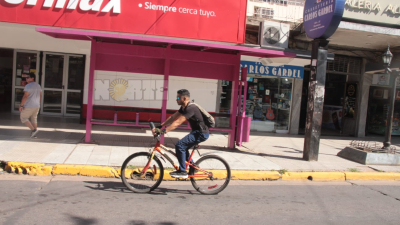 Pedaleando en medio del paro: la bicicleta, aliada de los resistencianos