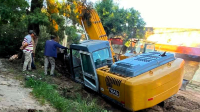 Se hundió una maquinaria vial durante el arreglo de un gigantesco bache en Quitilipi