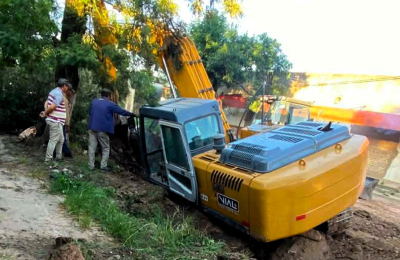 Se hundió una maquinaria vial durante el arreglo de un gigantesco bache en Quitilipi