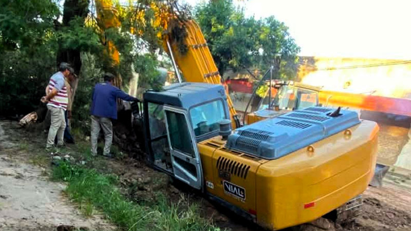 Se hundió una maquinaria vial durante el arreglo de un gigantesco bache en Quitilipi