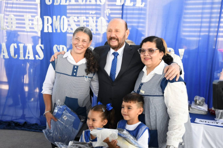 Insfran entrega kits escolares.jpg