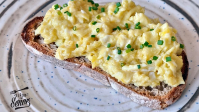 Cuántas calorías tiene el huevo revuelto y qué tan saludable es para el desayuno