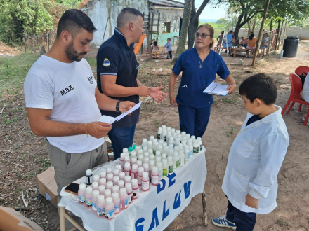 El centro de salud “Dr. Ramón Carrillo” concretó un operativo sanitario integral en Isla Apando (7)