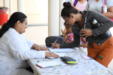 docentes realizan entrega de kits en entrega de kits en la EPEP N° 548.jpg