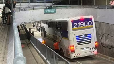 Impactante choque de hinchas de For Ever: un colectivo se incrustó contra un puente antes del partido