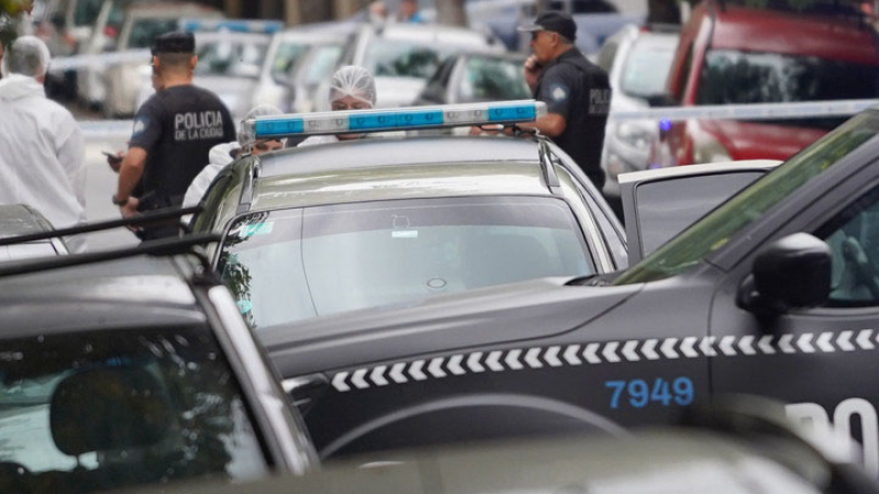 Una policía se sintió amenazada cuando compartía un viaje de aplicación y abrió fuego
