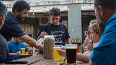 El patio se vuelve fábrica: sábado de birra casera, aprendizaje y encuentro