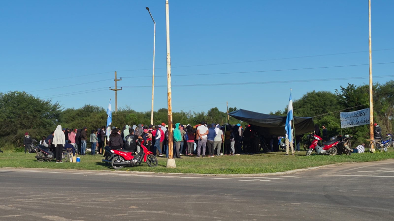 Intentaron cortar una ruta armados con hacha, cuchillos y palos