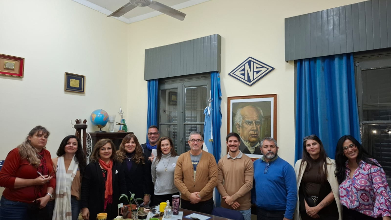 El Instituto Sarmiento recibió bancos, sillas y promesas de mejoras