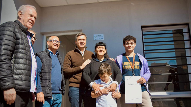 El gobernador Zdero entregó más viviendas en resistencia