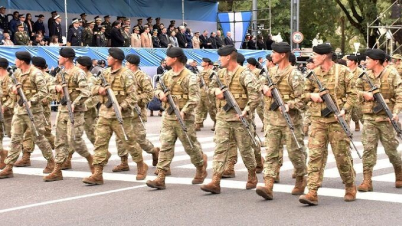 El gobierno nacional podría suspender el desfile militar del 9 de julio