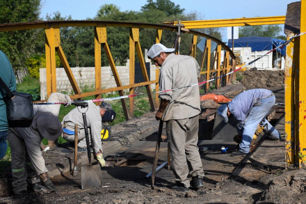 Vialidad Provincial trabaja en remover la estructura del puente sobre el riacho El Pucú