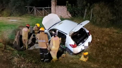 Cargaban el celular en el auto, explotó y chocaron
