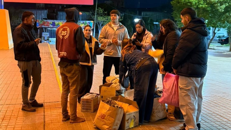 "Noches de Luz": un grupo de jóvenes llevó abrigo, comida y esperanza a personas en situación de calle