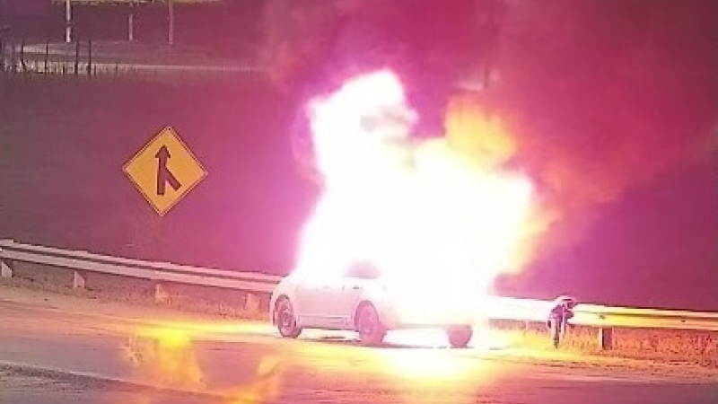 Un auto se incendió mientras circulaba por ruta 16