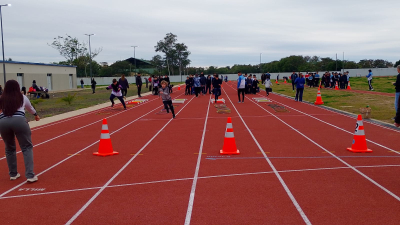 Encuentro recreativo escolar en la pista de atletismo