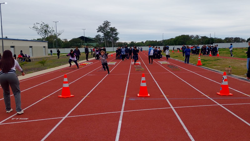 Encuentro recreativo escolar en la pista de atletismo