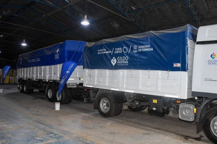 El Gobierno de Formosa entregó dos nuevos camiones (2)