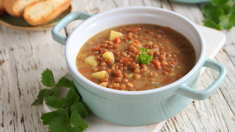 Especial para este invierno: así se prepara un guiso de lentejas completito