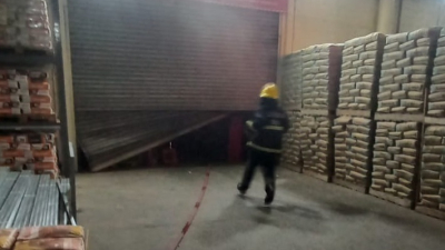 Incendio provocó importantes daños en una cadena comercial y movilizó un amplio operativo de emergencia