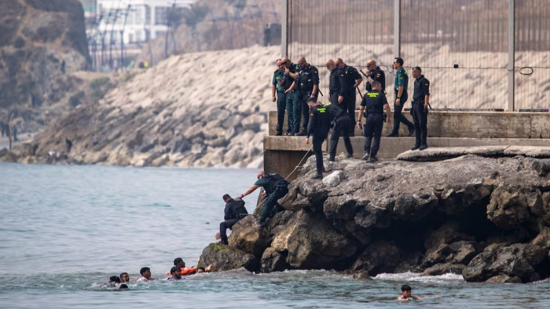 Una avalancha de migrantes que llegan a nado desde Marruecos