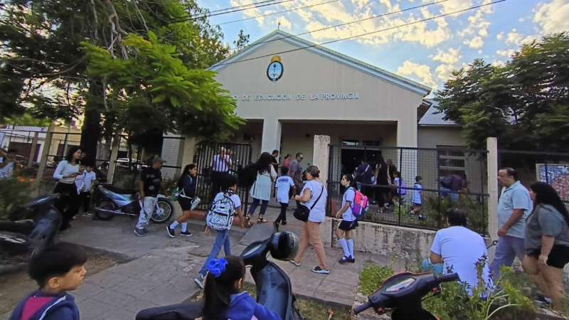 Se reanudan las clases en un complicado escenario de reclamos